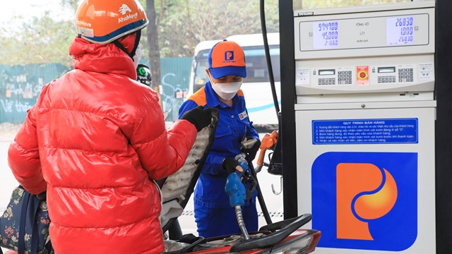 Oằn lưng ‘cõng’ thuế, phí xăng dầu