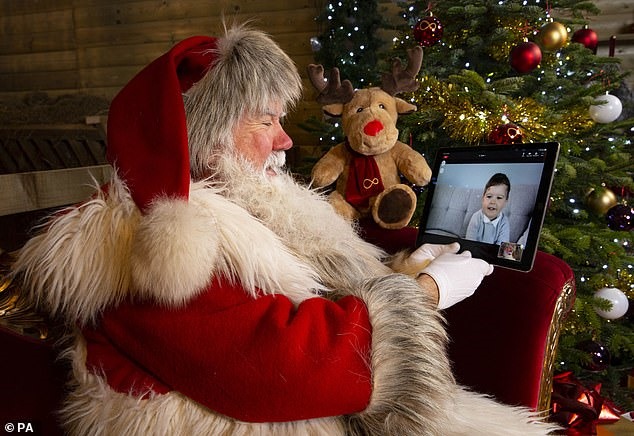 Một nhân vật ông già noel tương tác với em bé 2 tuổi thông qua video trực tuyến thay vì cách thức truyền thống. Ảnh: PA
