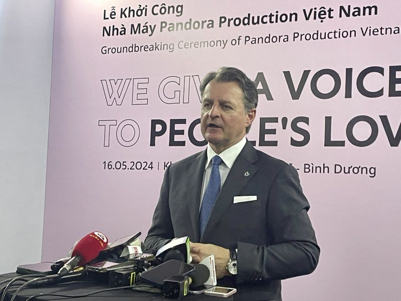 Ông Alexander Lacik, CEO kiêm chủ tịch của Pandora chia sẻ với báo chí Ông Alexander Lacik, CEO kiêm chủ tịch của Pandora chia sẻ với báo chí