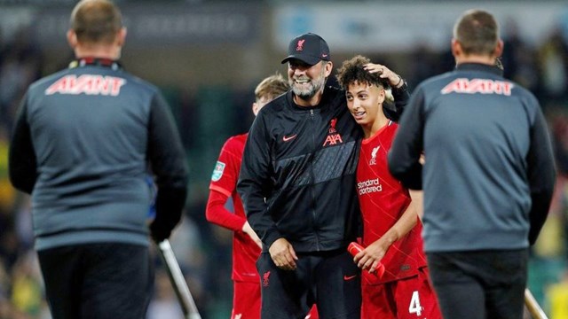 Pep Guardiola và Jurgen Klopp mừng ra mặt khi thắng tại Cúp Liên đoàn