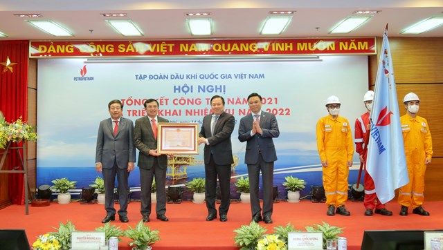 petrovietnam-vuot-th225ch-thuc-tang-truong-ngoan-muc_1.jpg