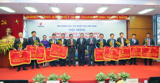 petrovietnam-vuot-th225ch-thuc-tang-truong-ngoan-muc_7.jpg