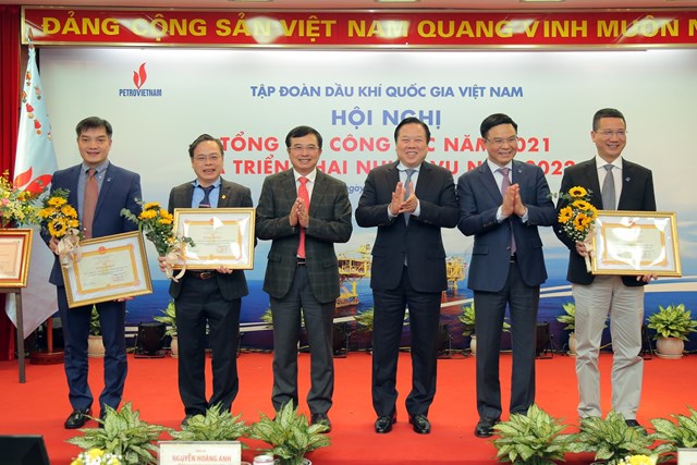 petrovietnam-vuot-th225ch-thuc-tang-truong-ngoan-muc_8.jpg