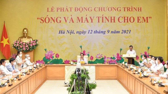 Phát động toàn quốc Chương trình 'Sóng và máy tính cho em'