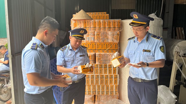 Phát hiện Cơ sở gia công hàng nghìn gói khăn giấy giả mạo nhãn hiệu Corona tại Bắc Ninh