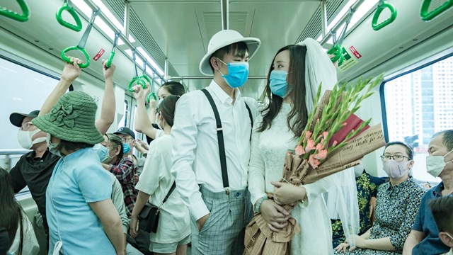Phát sốt với bộ ảnh cưới chụp trên chuyến tàu điện Cát Linh - Hà Đông
