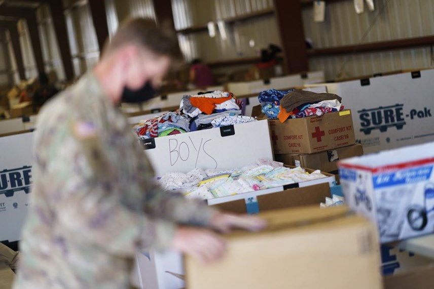 ph237a-trong-mot-trai-so-t225n-tap-trung-cua-nguoi-d226n-afghanistan-tai-my_9.jpeg