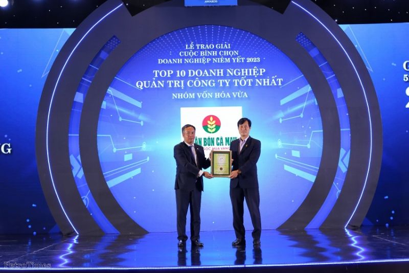 Đại diện PVCFC nhận chứng nhận Top 10 Đại diện PVCFC nhận chứng nhận Top 10