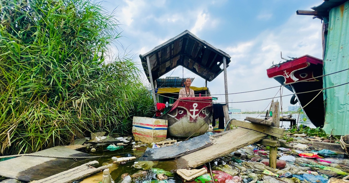 Phận đời thời dịch Covid-19: Xóm ghe nghèo ven Sài Gòn lay lắt trên con nước đen