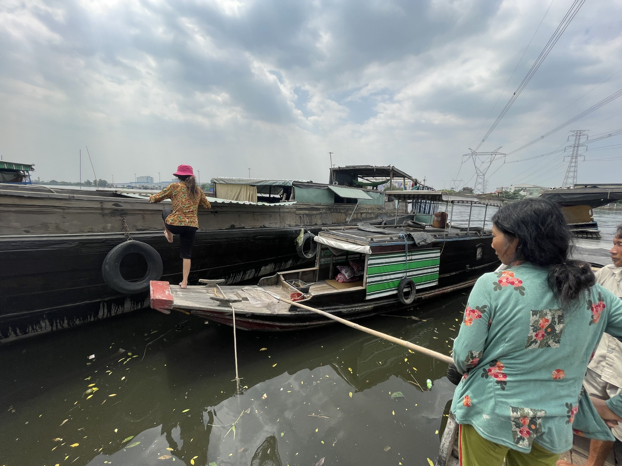 Phận đời thời dịch Covid-19: Xóm ghe nghèo ven Sài Gòn lay lắt trên con nước đen - ảnh 5