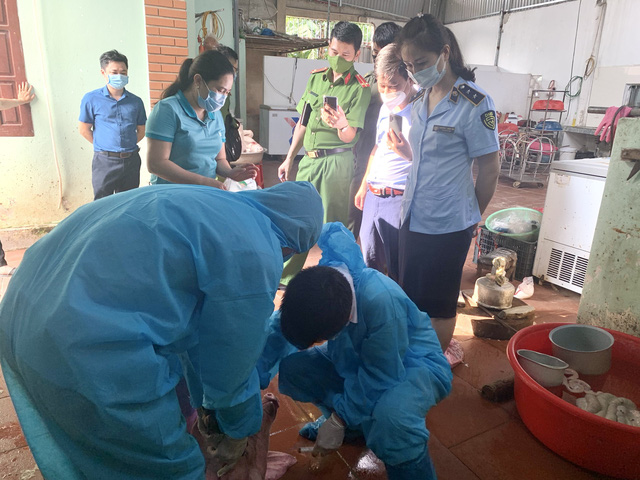 Phát hiện cơ sở tập kết 1 tấn thịt lợn ôi thiu để kinh doanh kiếm lời - Ảnh 1. Phát hiện cơ sở tập kết 1 tấn thịt lợn ôi thiu để kinh doanh kiếm lời - Ảnh 1.