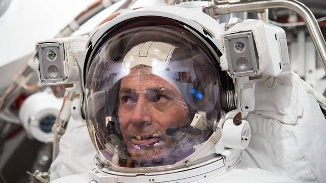 Phi hành gia 56 tuổi trở lại Trái Đất sau sứ mệnh kỷ lục