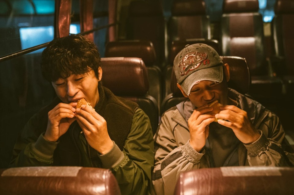 Phim có nhiều cảnh quay mô tả chân thực về đời sống của những người lính nhập ngũ. Ảnh: Xinhua