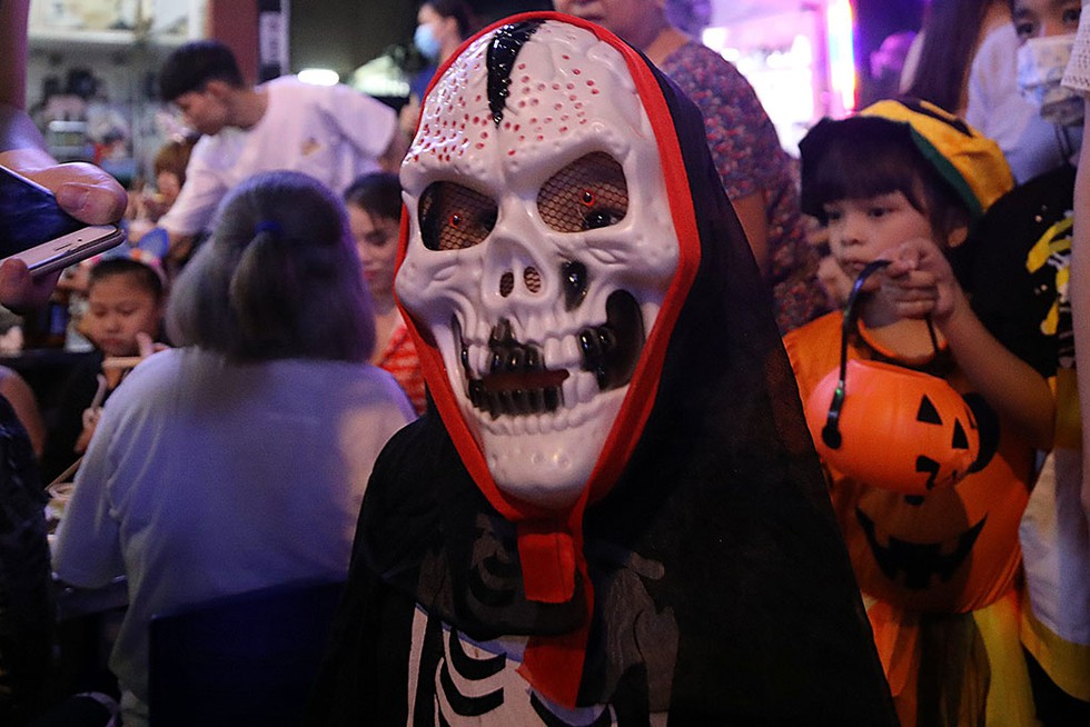 Phố đi bộ Bùi Viện kín người đổ về chơi lễ hội hóa trang Halloween - ảnh 2