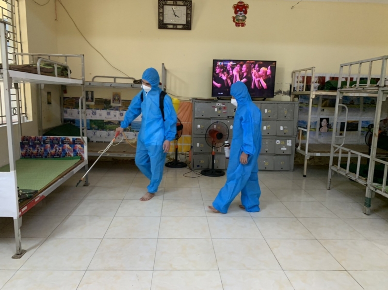 Phun thuốc diệt muỗi để phòng chống bệnh sốt xuất huyết cho học viên tại Cơ sở Cai nghiện ma túy số 5 Hà Nội.