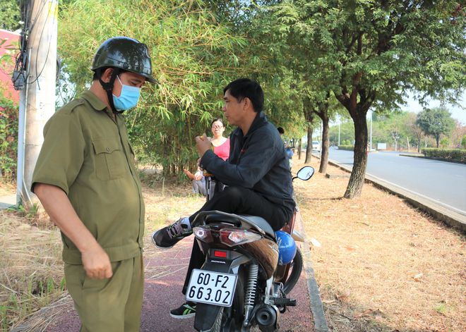 Phụ huynh đứng, ngồi dưới nắng nóng chờ con thi đánh giá năng lực - ảnh 1