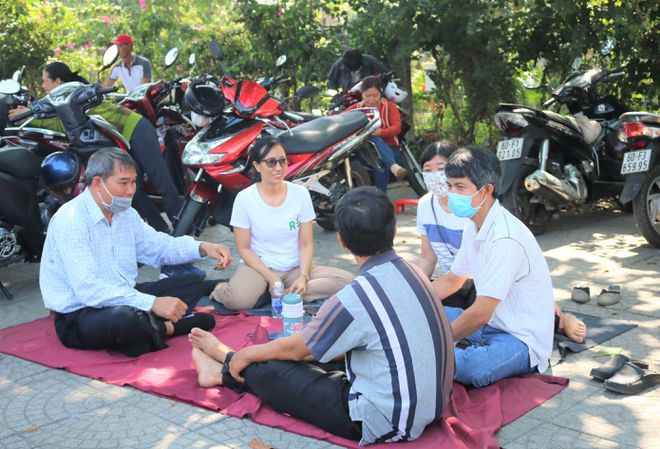 Phụ huynh đứng, ngồi dưới nắng nóng chờ con thi đánh giá năng lực - ảnh 2