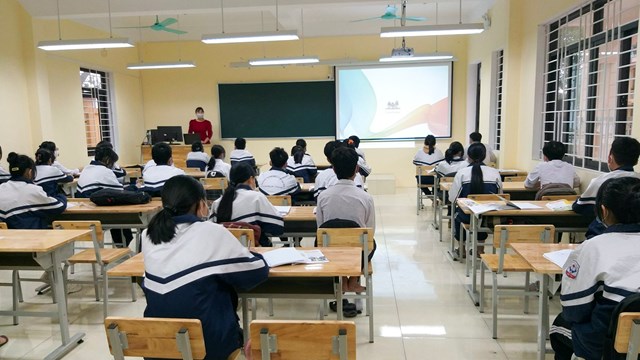 Phụ huynh Hà Nội phấn khởi khi trường học dần mở cửa