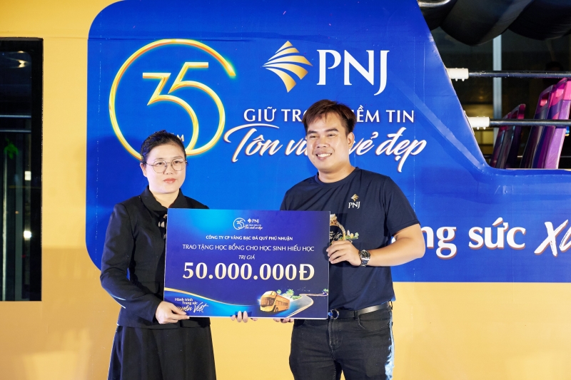 PNJ cũng đã trao tặng 50 suất học bổng trị giá 50.000.000 đồng cho trẻ em hiếu học có hoàn cảnh khó khăn trên địa bàn tỉnh Đắk Lắk