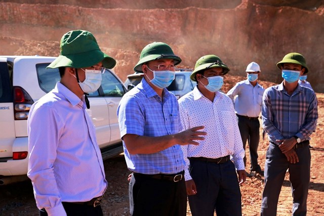 quang-nam-gap-r250t-ho224n-thien-nh224-o-cho-b224-con-v249ng-sat-lo_1.jpg