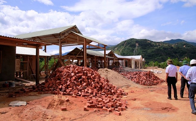 quang-nam-gap-r250t-ho224n-thien-nh224-o-cho-b224-con-v249ng-sat-lo_4.jpg