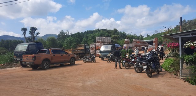 quang-nam-gi225m-doc-cp-gach-tuynen-d225nh-c244ng-nh226n-bi-thuong_2.jpg