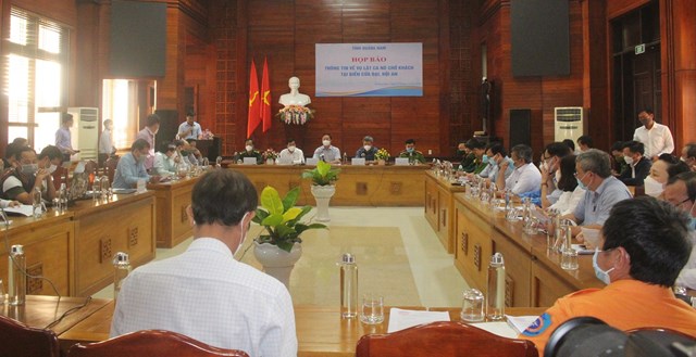 quang-nam-hop-b225o-th244ng-tin-vu-lat-ca-n244-tr234n-bien-khien-17-nguoi-tu-vong_7.jpg quang-nam-hop-b225o-th244ng-tin-vu-lat-ca-n244-tr234n-bien-khien-17-nguoi-tu-vong_7.jpg