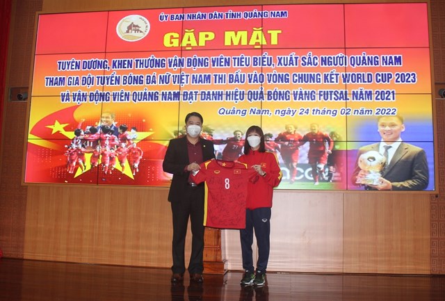 quang-nam-khen-thuong-3-nu-tuyen-thu-quoc-gia-v224-qua-b243ng-v224ng-futsal_2.jpg