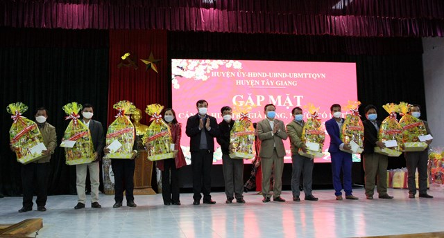 quang-nam-l227nh-dao-tinh-tham-hoi-tang-qu224-tet-cho-nguoi-d226n-mien-n250i_1.jpg