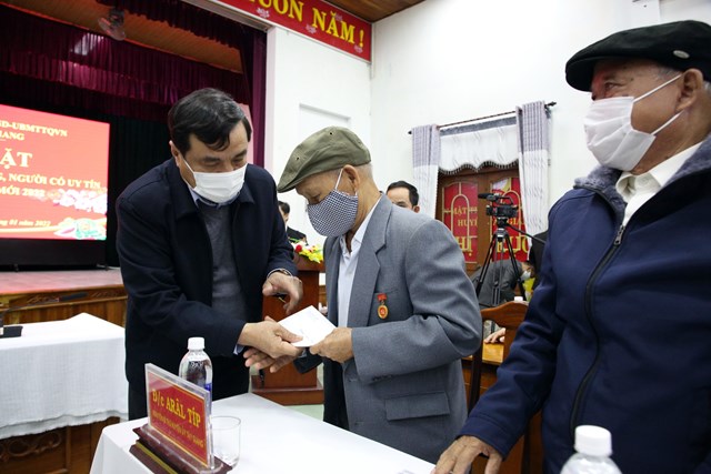 quang-nam-l227nh-dao-tinh-tham-hoi-tang-qu224-tet-cho-nguoi-d226n-mien-n250i_2.jpg