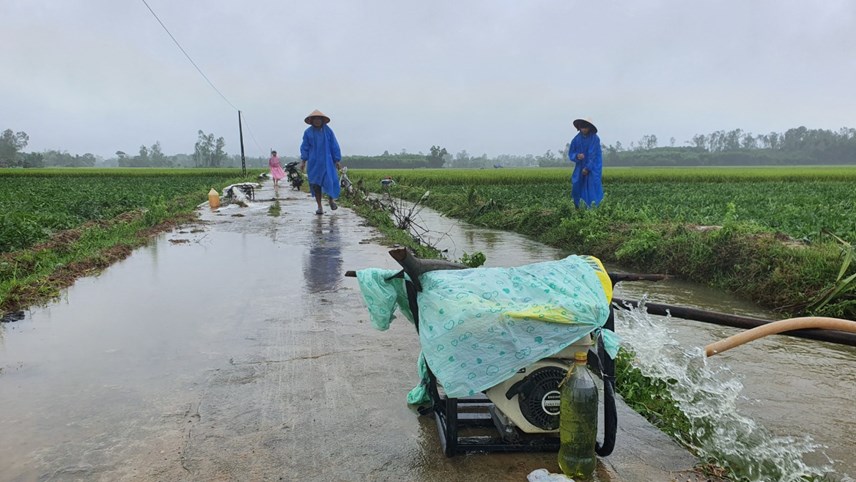 quang-nam-mua-tr225i-m249a-nguoi-d226n-bom-nuoc-cuu-dua-hau_2.jpg quang-nam-mua-tr225i-m249a-nguoi-d226n-bom-nuoc-cuu-dua-hau_2.jpg