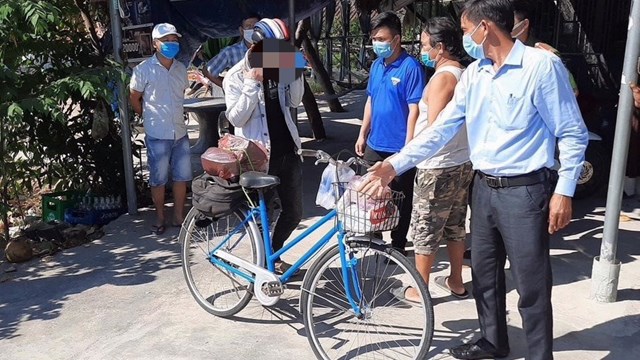 Quảng Nam: Mua xe, hỗ trợ lương thực cho thanh niên đi bộ về quê