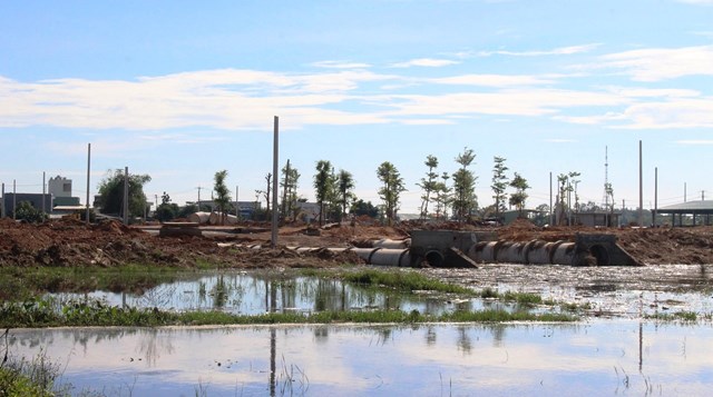 quang-nam-nguoi-d226n-phan-doi-du-225n-khu-pho-cho-chi234n-d224n-g226y-ngap-nang_5.jpg