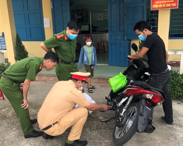quang-nam-nguoi-d226n-phan-khoi-khi-dang-k253-cap-bien-so-xe-o-x227-huyen_2.jpg quang-nam-nguoi-d226n-phan-khoi-khi-dang-k253-cap-bien-so-xe-o-x227-huyen_2.jpg
