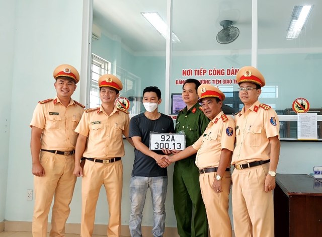 quang-nam-nguoi-d226n-phan-khoi-khi-dang-k253-cap-bien-so-xe-o-x227-huyen_3.jpg quang-nam-nguoi-d226n-phan-khoi-khi-dang-k253-cap-bien-so-xe-o-x227-huyen_3.jpg