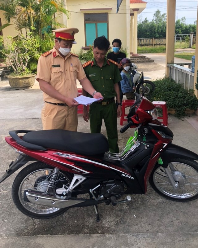 quang-nam-nguoi-d226n-phan-khoi-khi-dang-k253-cap-bien-so-xe-o-x227-huyen_4.jpg quang-nam-nguoi-d226n-phan-khoi-khi-dang-k253-cap-bien-so-xe-o-x227-huyen_4.jpg