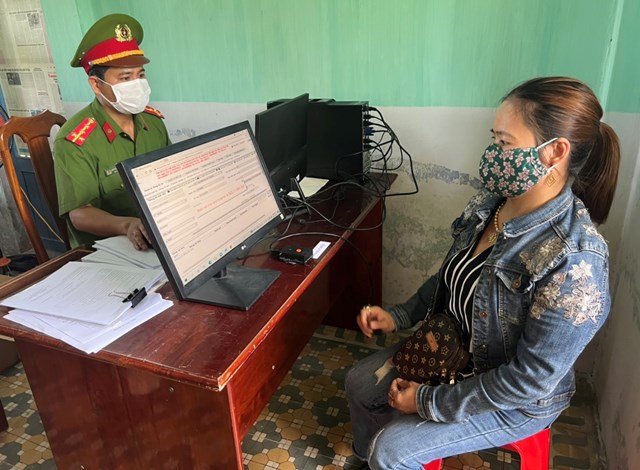 quang-nam-nguoi-d226n-phan-khoi-khi-dang-k253-cap-bien-so-xe-o-x227-huyen_5.jpg quang-nam-nguoi-d226n-phan-khoi-khi-dang-k253-cap-bien-so-xe-o-x227-huyen_5.jpg