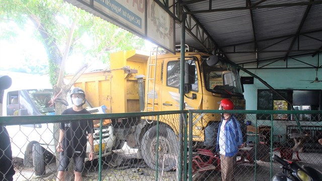 Quảng Nam: Xe tải và xe ô tô tông vào nhà dân, chủ nhà thoát chết