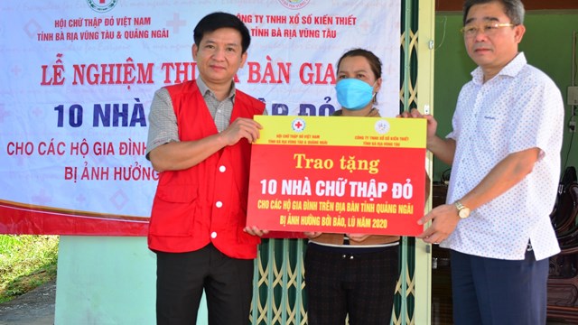 Quảng Ngãi: Bàn giao 10 nhà Chữ thập đỏ cho hộ nghèo