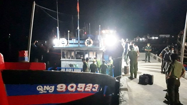 Quảng Ngãi: Đã đưa thi thể 3 ngư dân vào đất liền