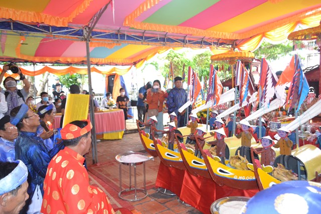 quang-ng227i-le-khao-le-the-l237nh-ho224ng-sa-o-dao-l253-son_4.jpg quang-ng227i-le-khao-le-the-l237nh-ho224ng-sa-o-dao-l253-son_4.jpg