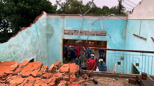 Quảng Ngãi, Quảng Nam: Lốc xoáy làm hư hại nhiều nhà dân 