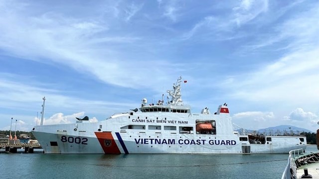 Quảng Ngãi: Tàu Cảnh sát biển 2 cứu nạn tàu cá bị phá nước