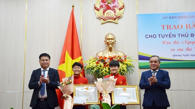 Quảng Ngãi trao Bằng khen cho hai tuyển thủ bóng đá Việt Nam