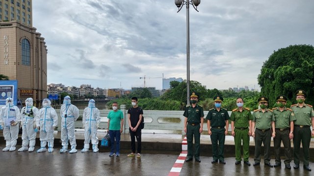 Quảng Ninh: Bàn giao 2 đối tượng truy nã cho Công an Trung Quốc