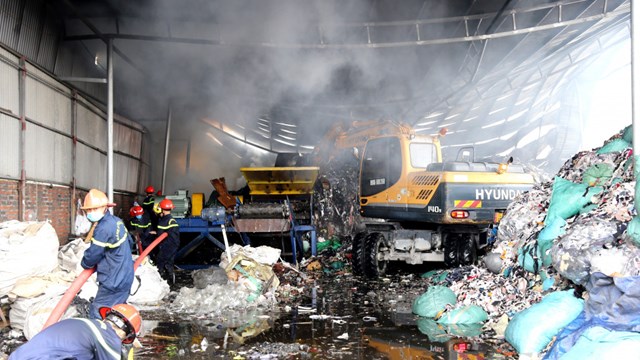 Quảng Ninh: Cháy dữ dội tại kho chứa rác công nghiệp
