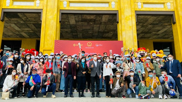 Quảng Ninh: Đón đoàn khách du lịch đầu tiên 'xông đất'