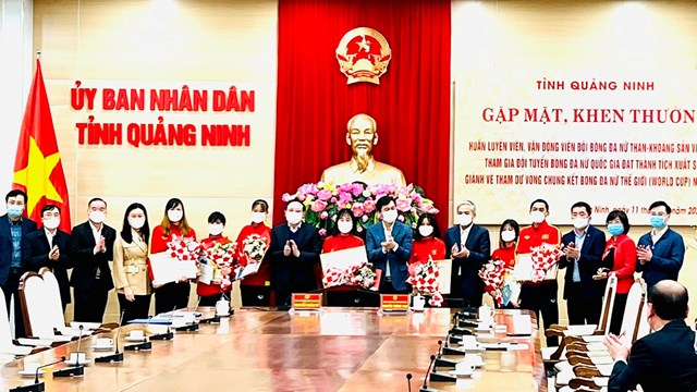 quang-ninh-gap-mat-khen-thuong-6-39c244-g225i-kim-cuong39-dat-mo_1.jpg