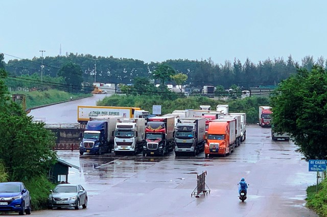 quang-ninh-hon-7300-tan-h224ng-h243a-xnk-qua-cua-khau-m243ng-c225i_1.jpg
