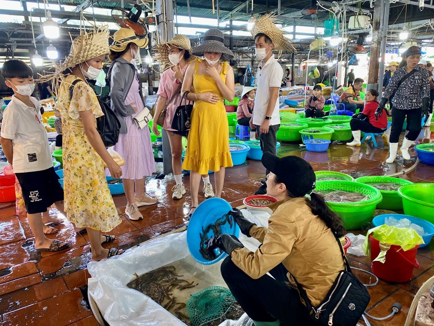quang-ninh-kh225ch-du-lich-ru-nhau-mua-hai-san-tieu-thuong-39d243ng-th249ng-xop39-moi-tay_1.jpg quang-ninh-kh225ch-du-lich-ru-nhau-mua-hai-san-tieu-thuong-39d243ng-th249ng-xop39-moi-tay_1.jpg